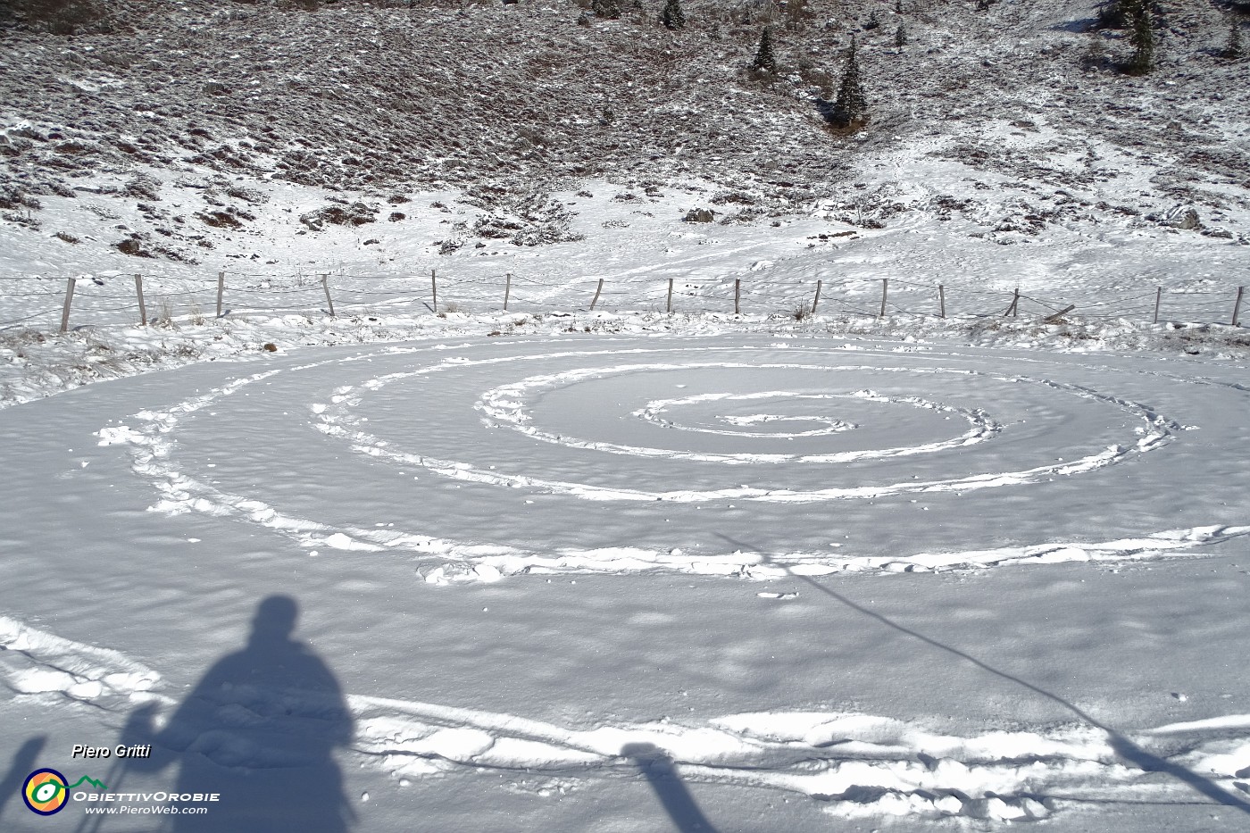 44 La grande pozza ghiacciata con neve ornata con spirale.JPG